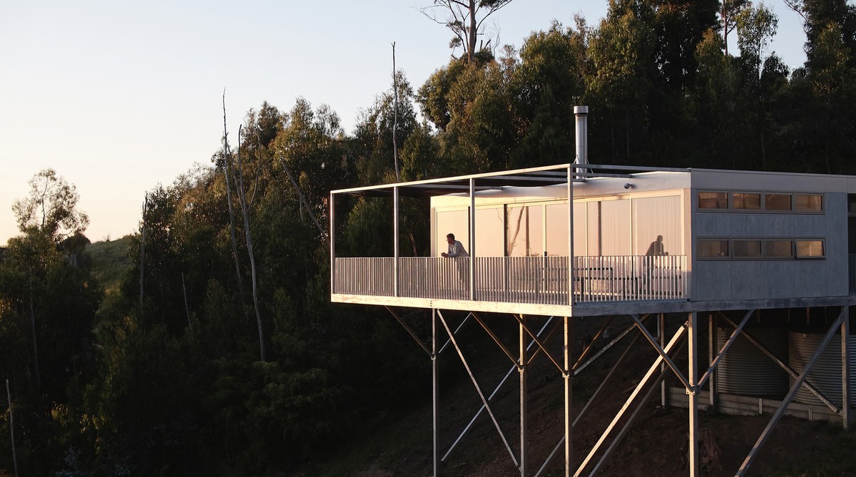 Минималистичный дом на крутом склоне холма в Австралии