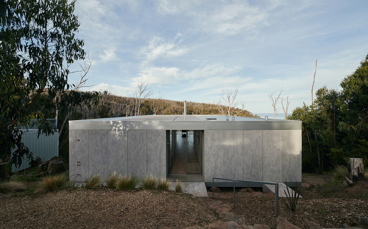 Минималистичный дом на крутом склоне холма в Австралии обеспечивая, террасы, имеет, метров, дверями, шириной, отдыха, стеклянной, крутом, склоне, холма, центральной, стороны, здания, связывает, панель, стеновая, раздвижная, Стеклянная, кухней