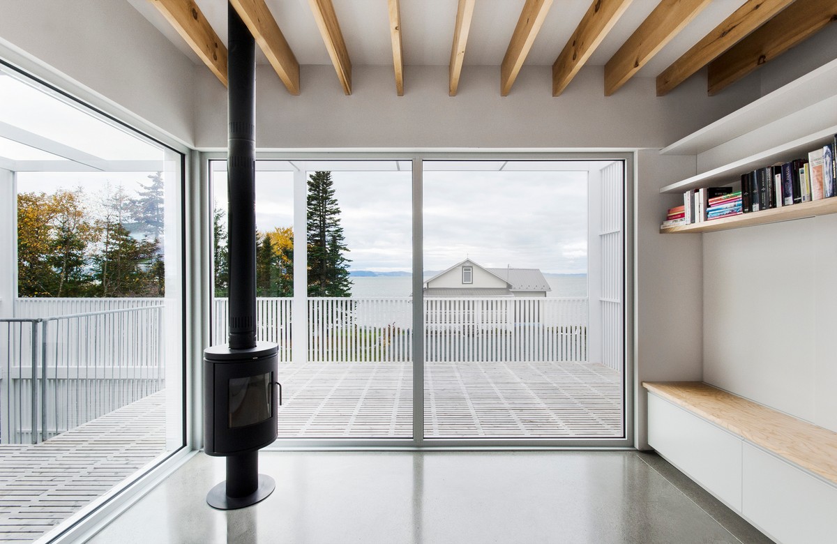 Современный семейный дом с необычной геометрией в Канаде