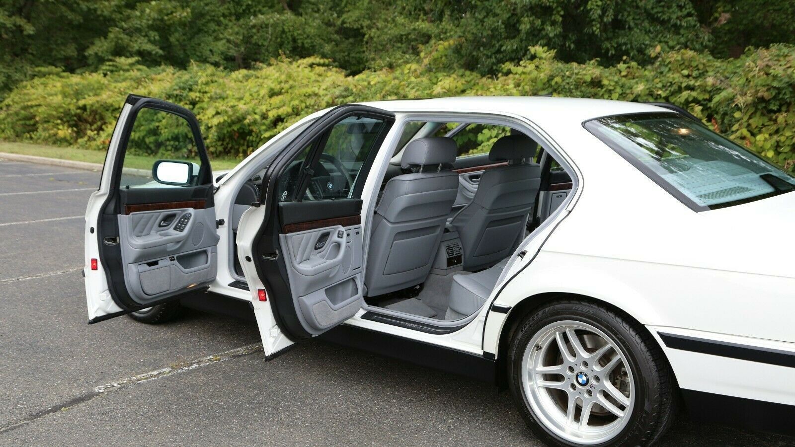 Удлиненная BMW 7-й серии 2000 года в безупречном состоянии