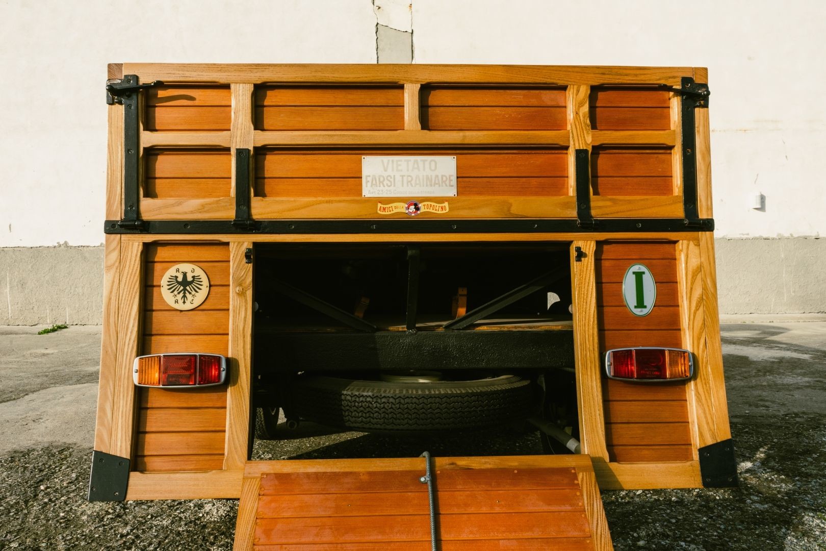 Симпатичный 70-летний шестиколесный грузовичок Fiat 500 C Ollearo