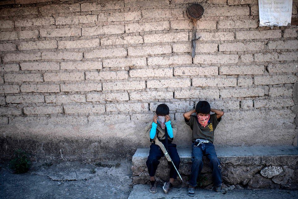 В Мексике мальчиков учат использовать оружие для борьбы с наркокартелями