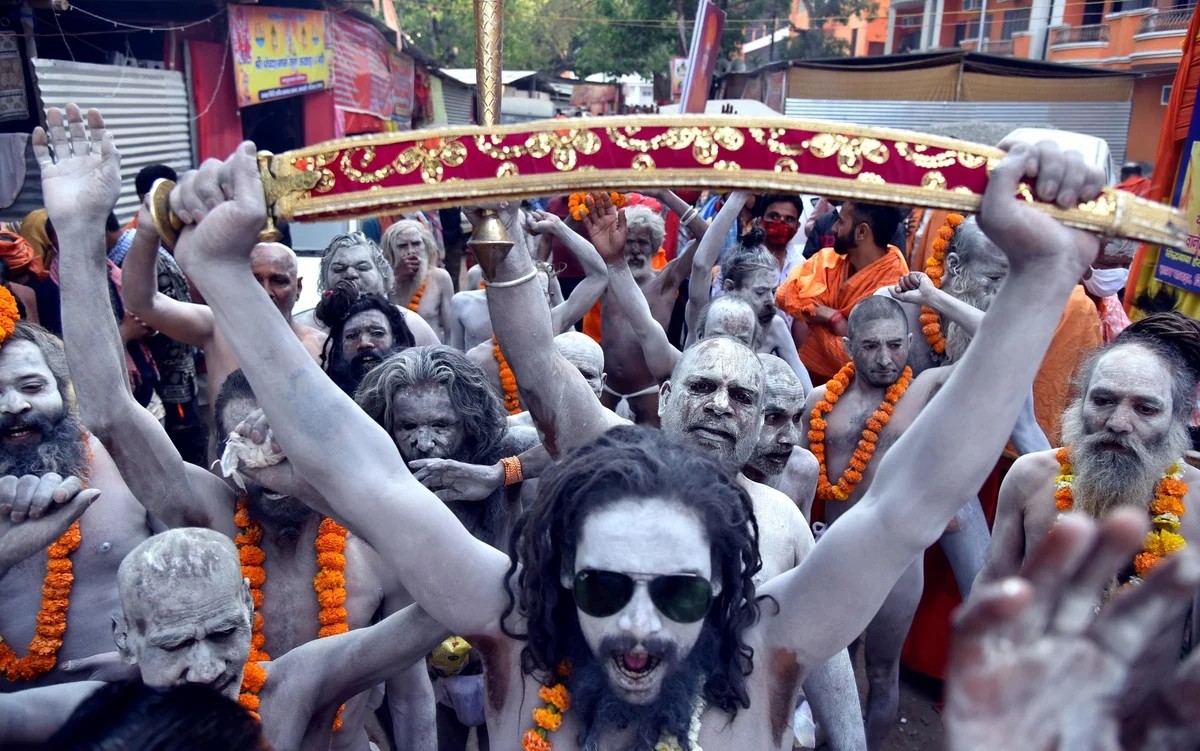 Массовое омовение в водах Ганга на праздник Кумбха Мела