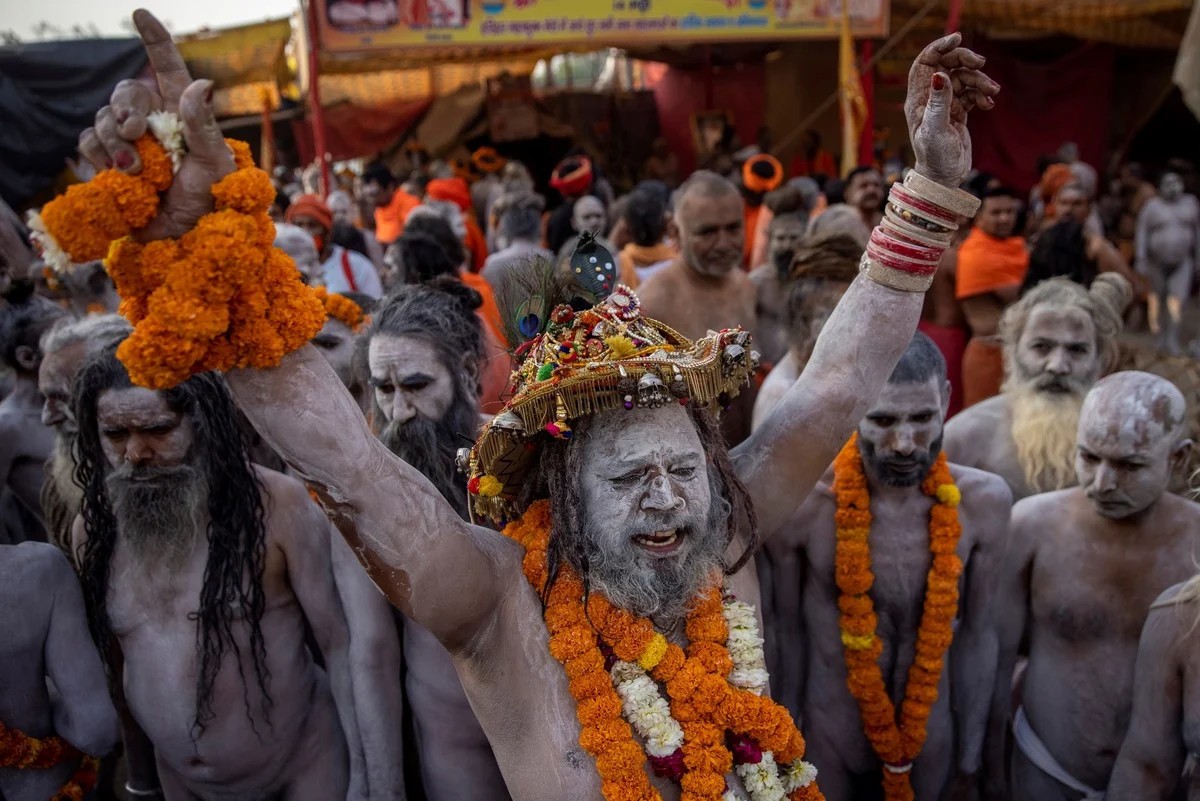 Массовое омовение в водах Ганга на праздник Кумбха Мела