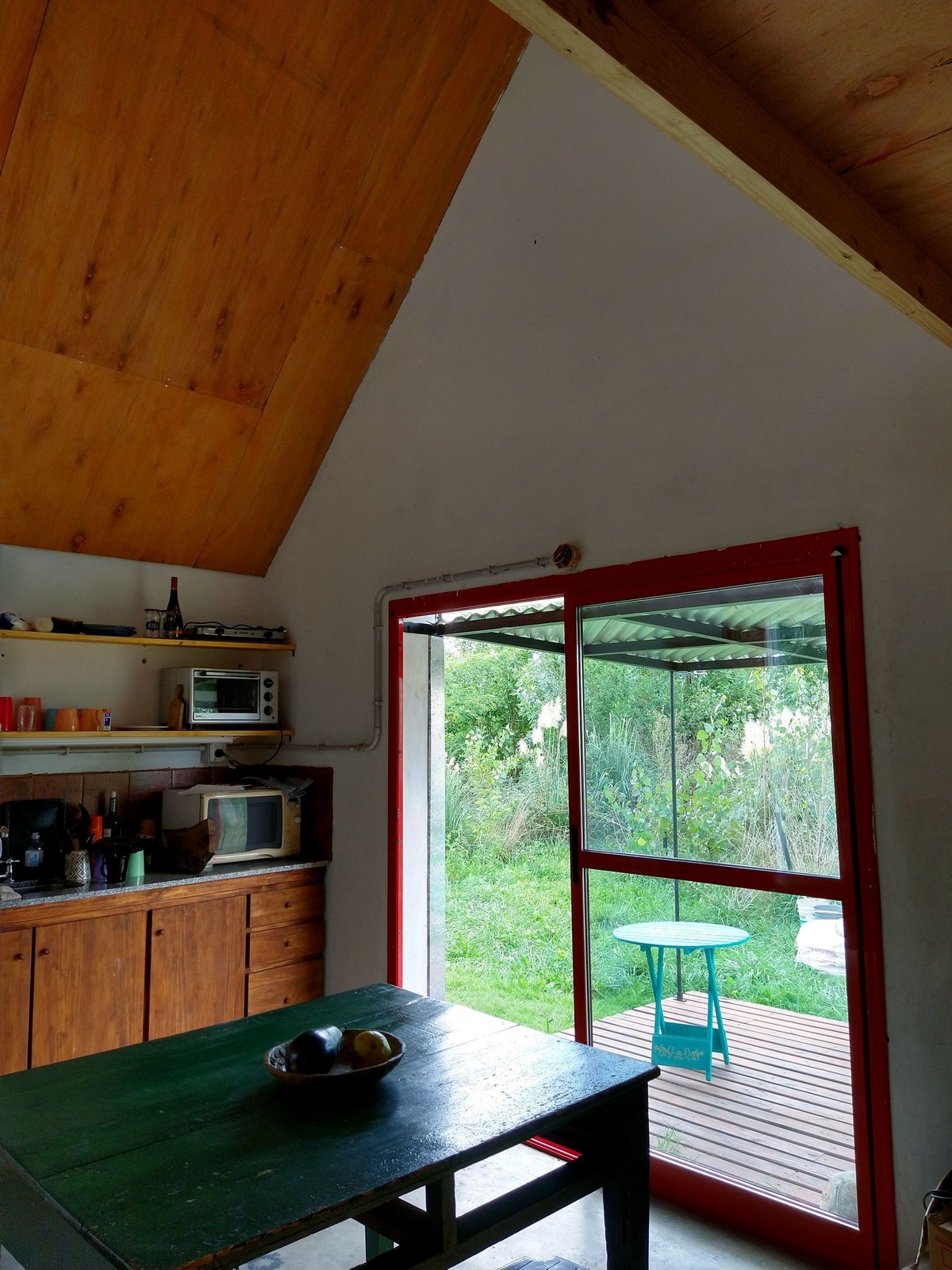 Небольшой двухуровневый домик в Аргентине которая, Проект, ландшафт, домик, домика, пространство, обеспечивает, крышей, интерьер, используется, дождевую, орошения, используемый, резервуар, закрытый, направляет, колодца, бытовых, крыши, собирает