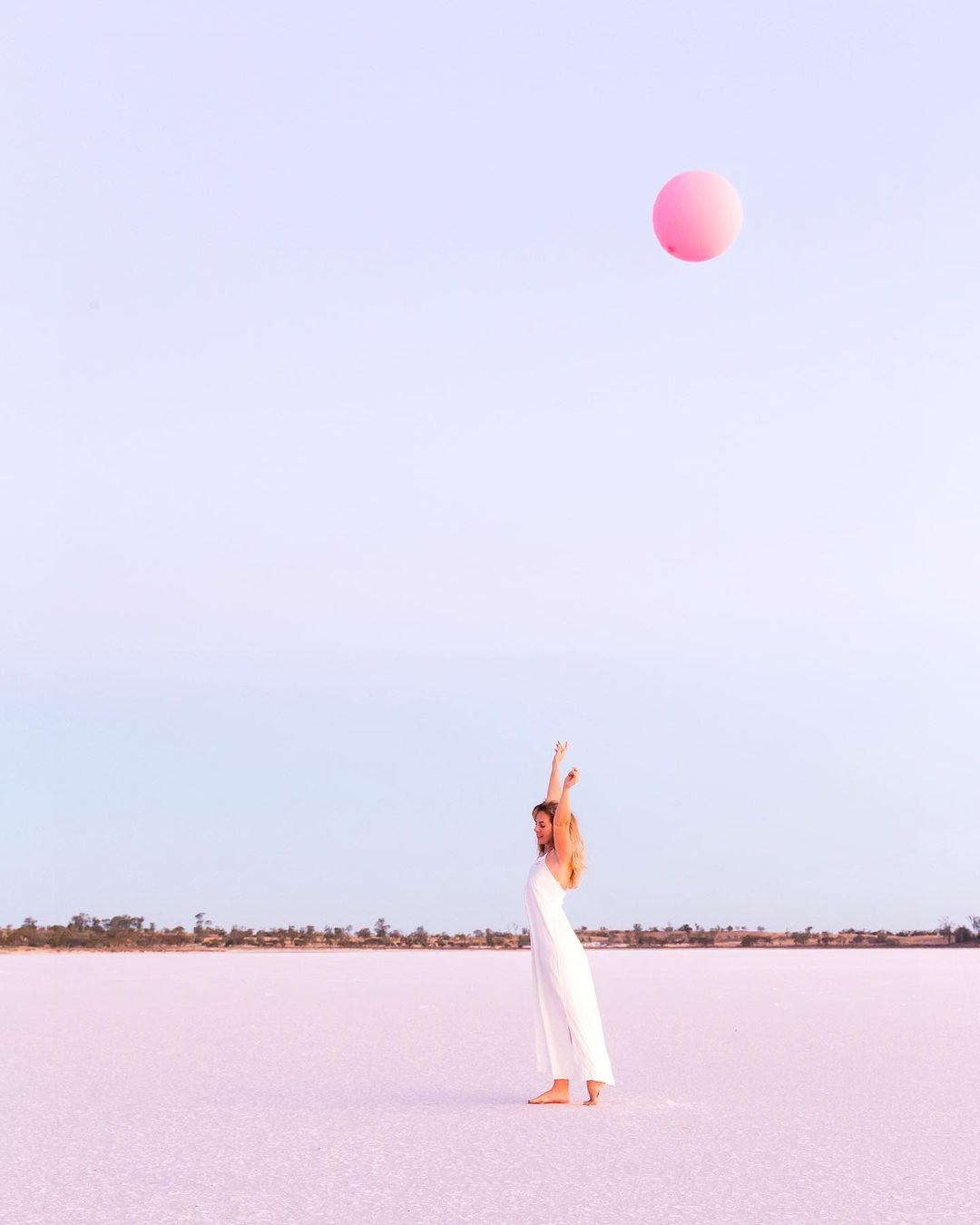 Очаровательное розовое озеро в Австралии, привлекающее туристов