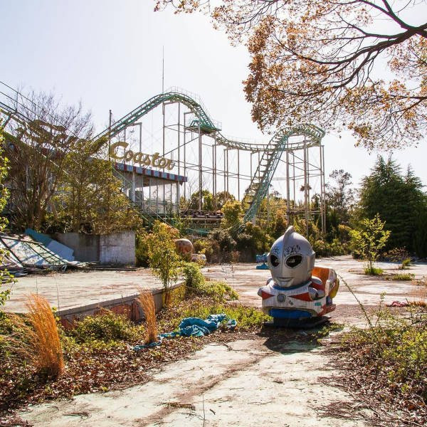 Заброшенный японский парк развлечений на снимках