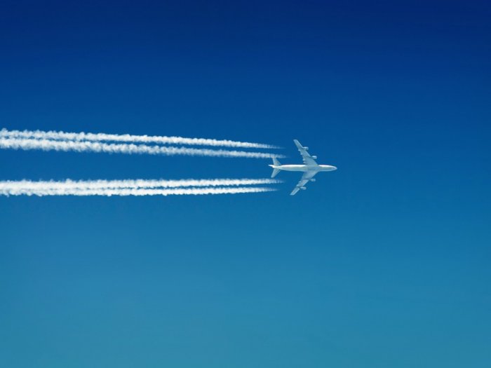 Что за белые полосы оставляют в небе самолёты?