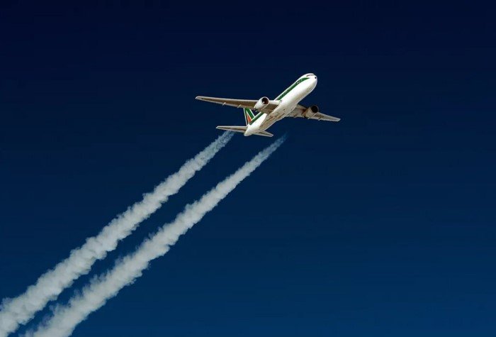 Что за белые полосы оставляют в небе самолёты?