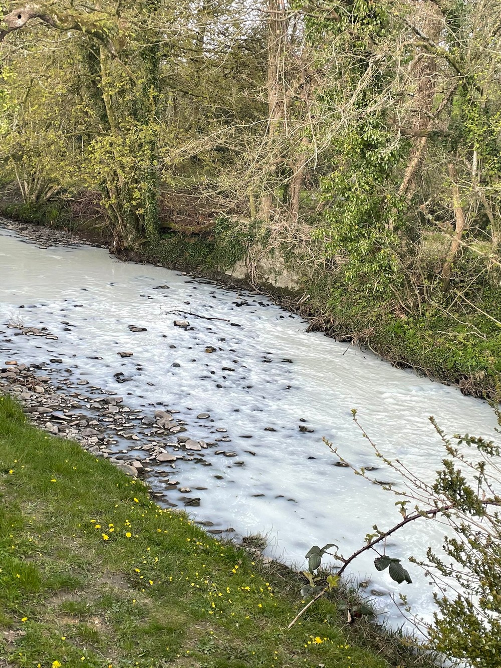 Молоковоз упал в реку в Великобритании