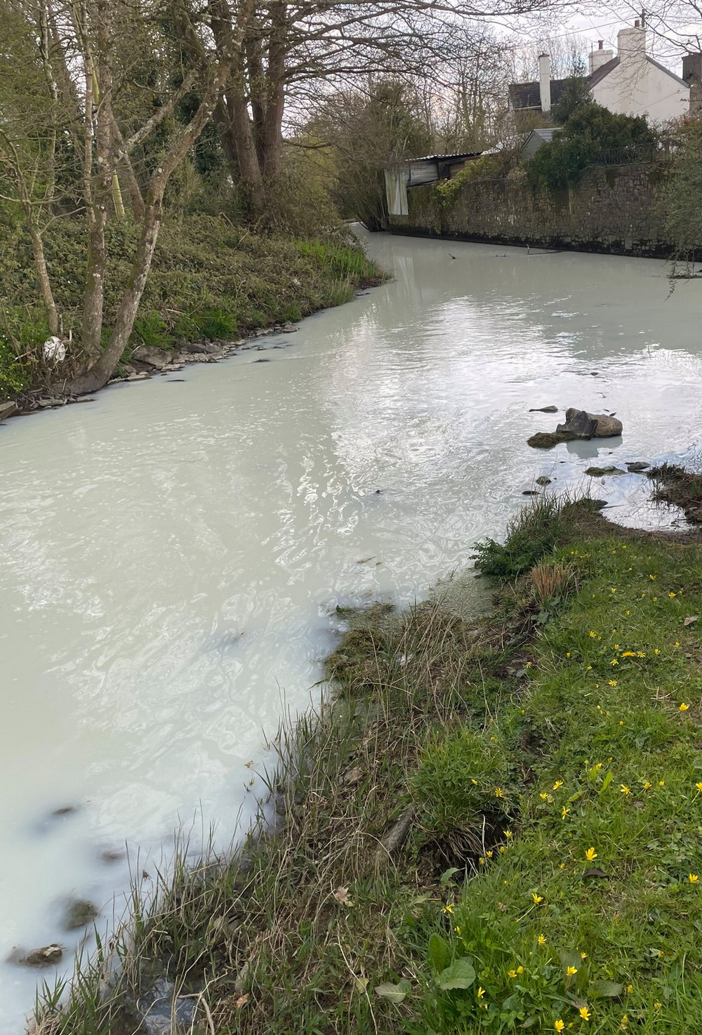 Молоковоз упал в реку в Великобритании