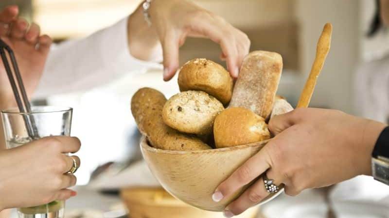 Почему в ресторанах подают хлеб перед другими блюдами и бесплатно