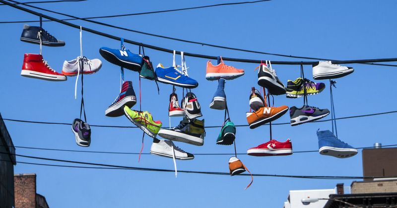 Популярные теории, объясняющие странный обычай подвешивать обувь на проводах