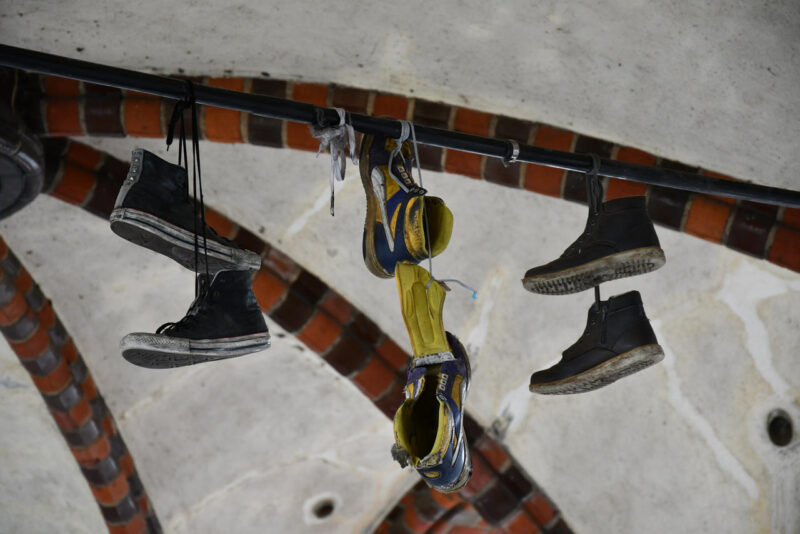 Популярные теории, объясняющие странный обычай подвешивать обувь на проводах