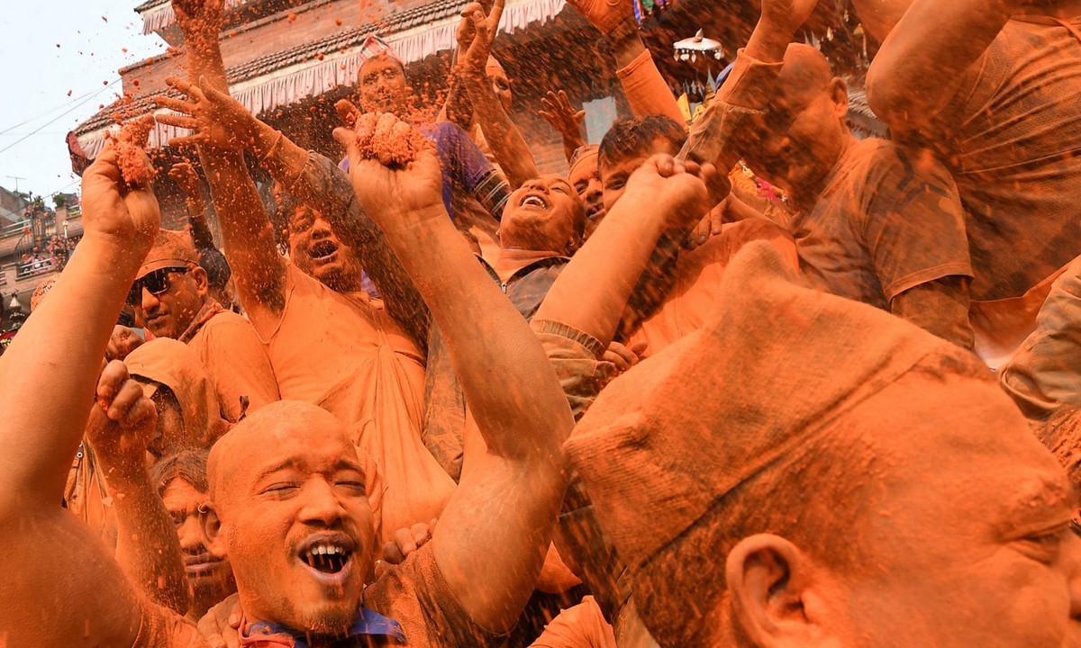 Непальский новый год и праздник Бискет Джатра в городе Тими