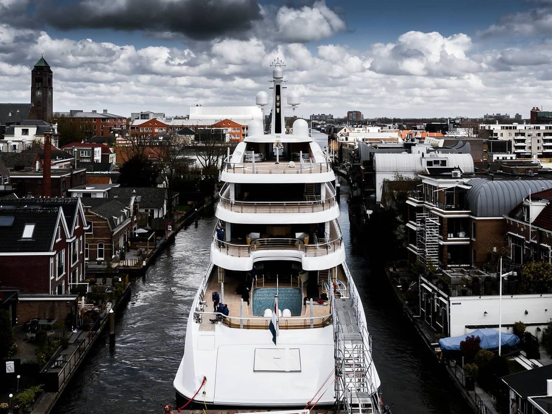 Большая яхта маневрирует по узким каналам в Нидерландах