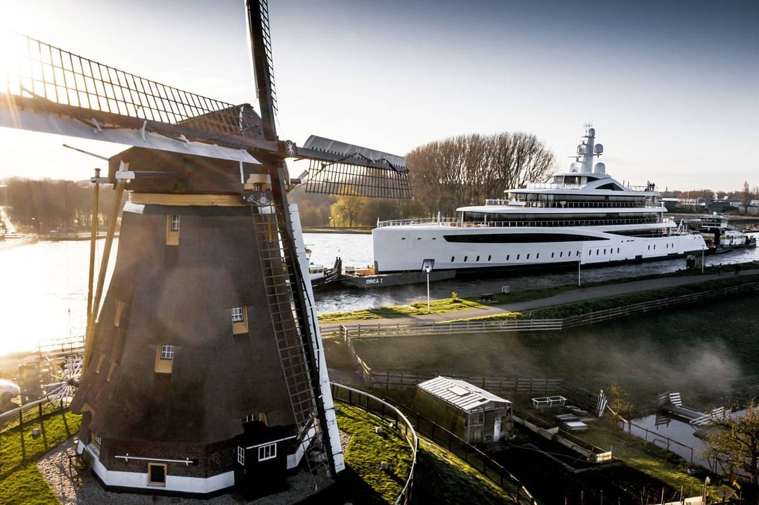 Большая яхта маневрирует по узким каналам в Нидерландах