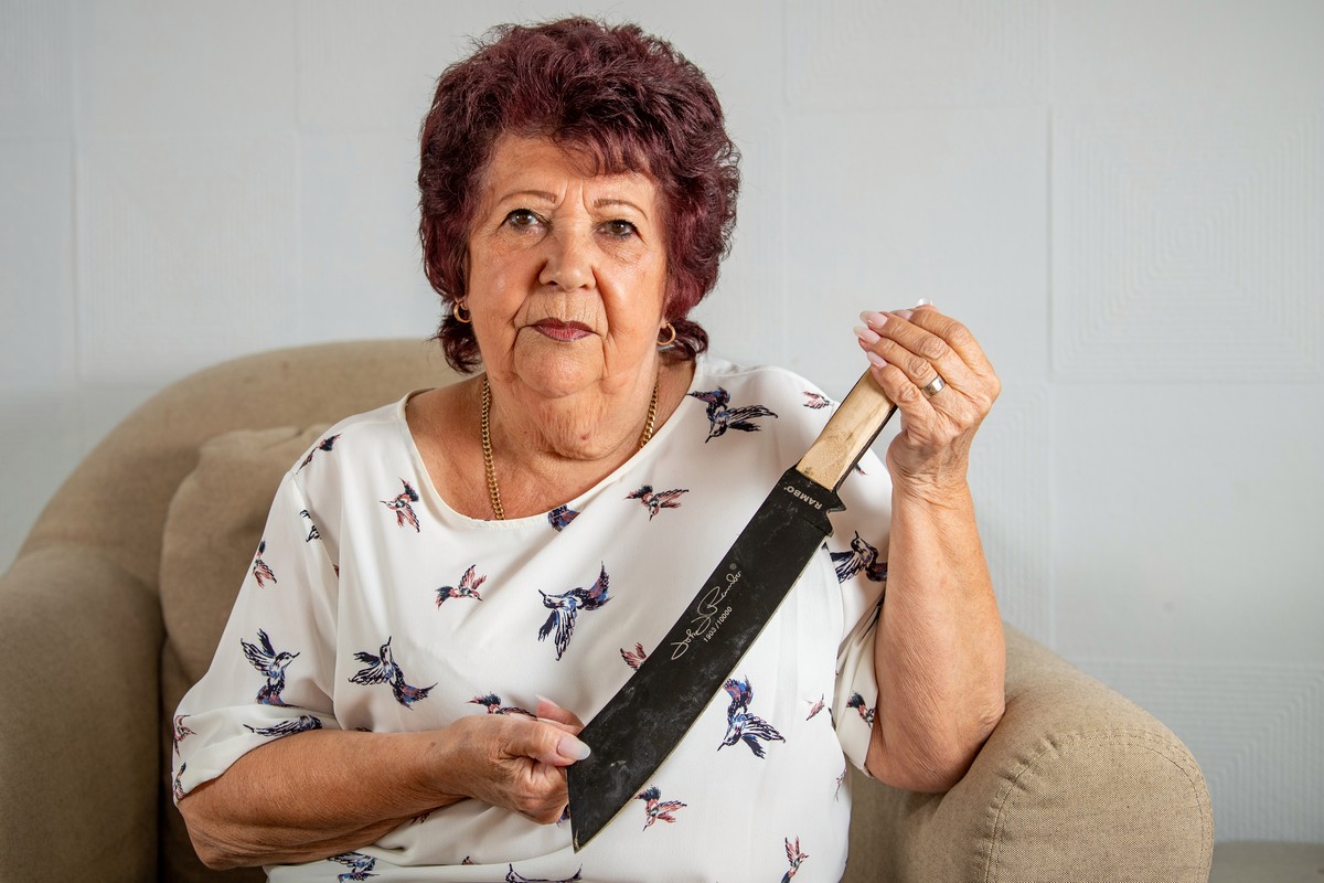 Бабуля нашла 12-дюймовое мачете в купленном с рук диване