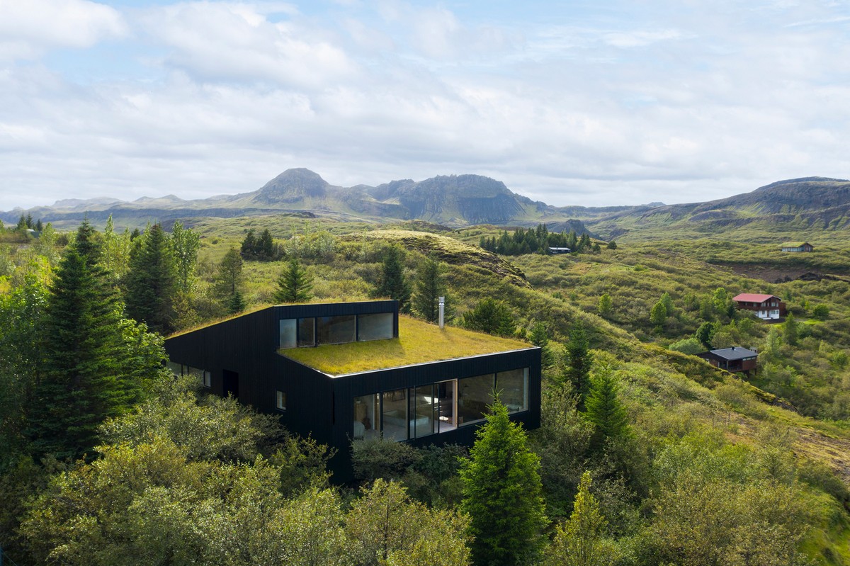Дом с живой зеленой крышей в Исландии