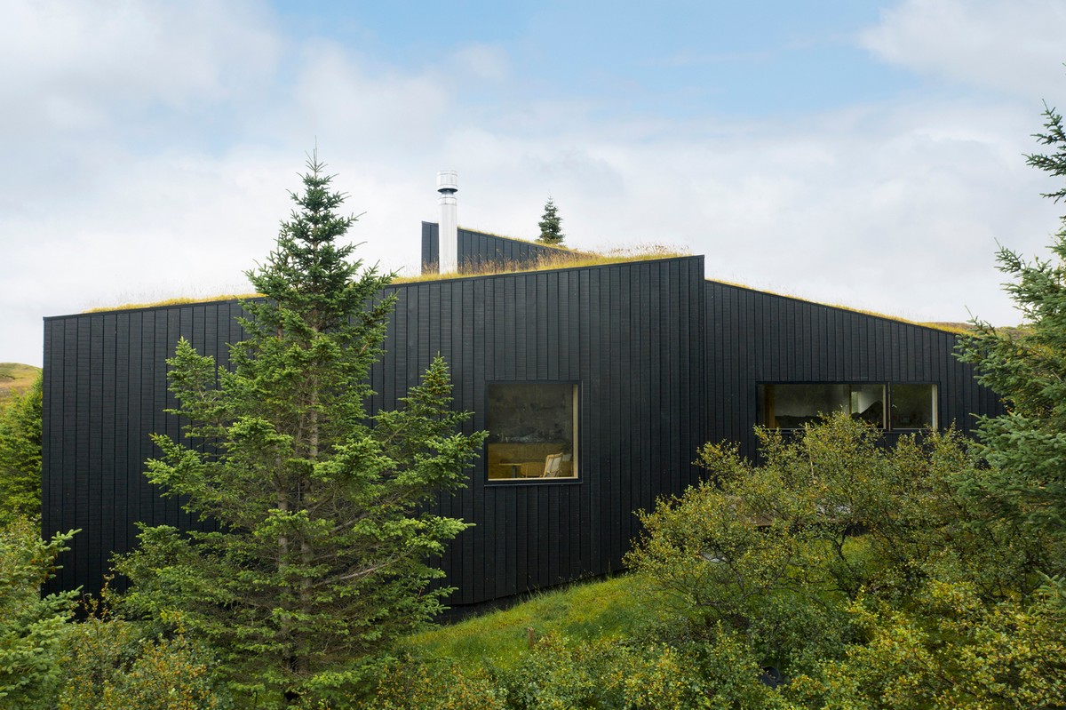 Дом с живой зеленой крышей в Исландии