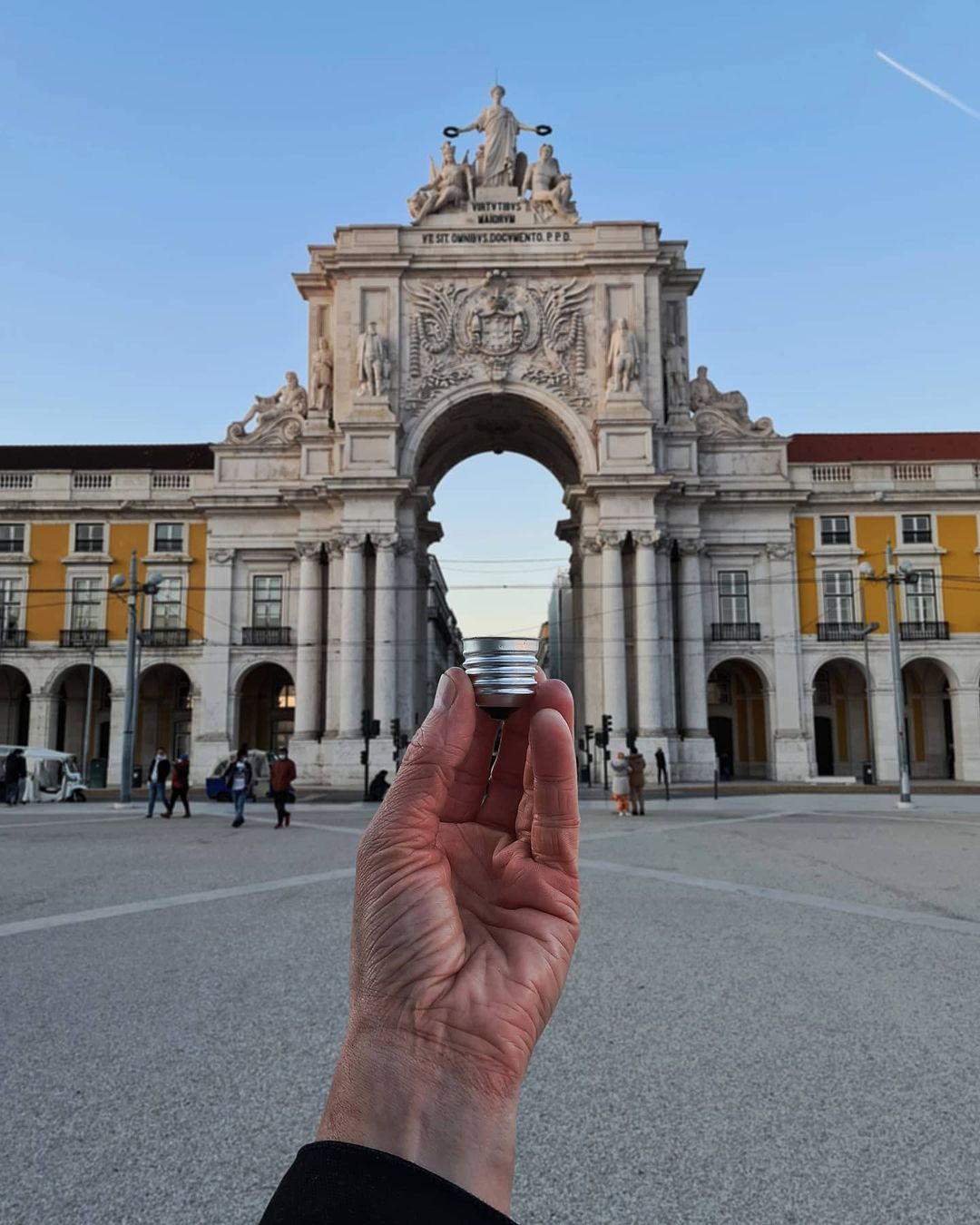 Португальский художник и фотограф, который играет с перспективой