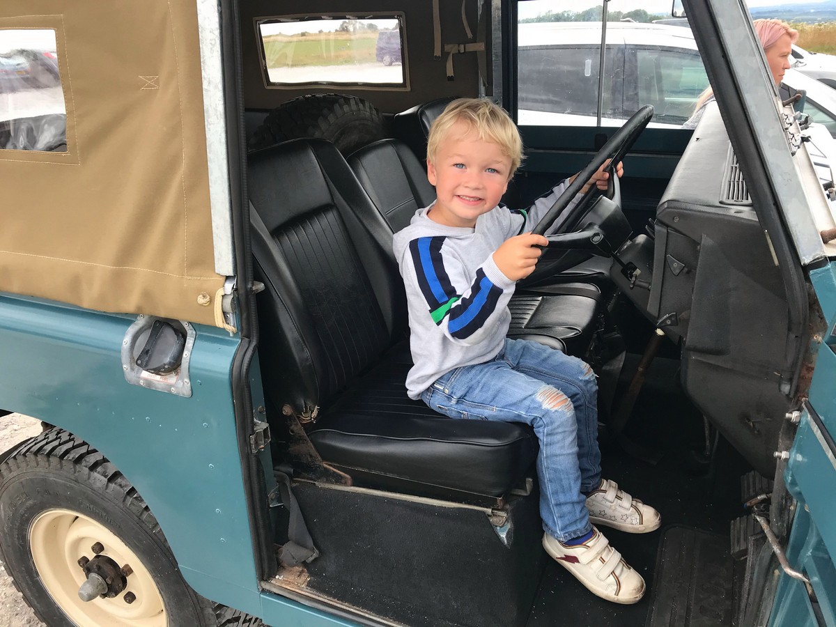 Миниатюрная версия семейного Land Rover для четырехлетнего сына