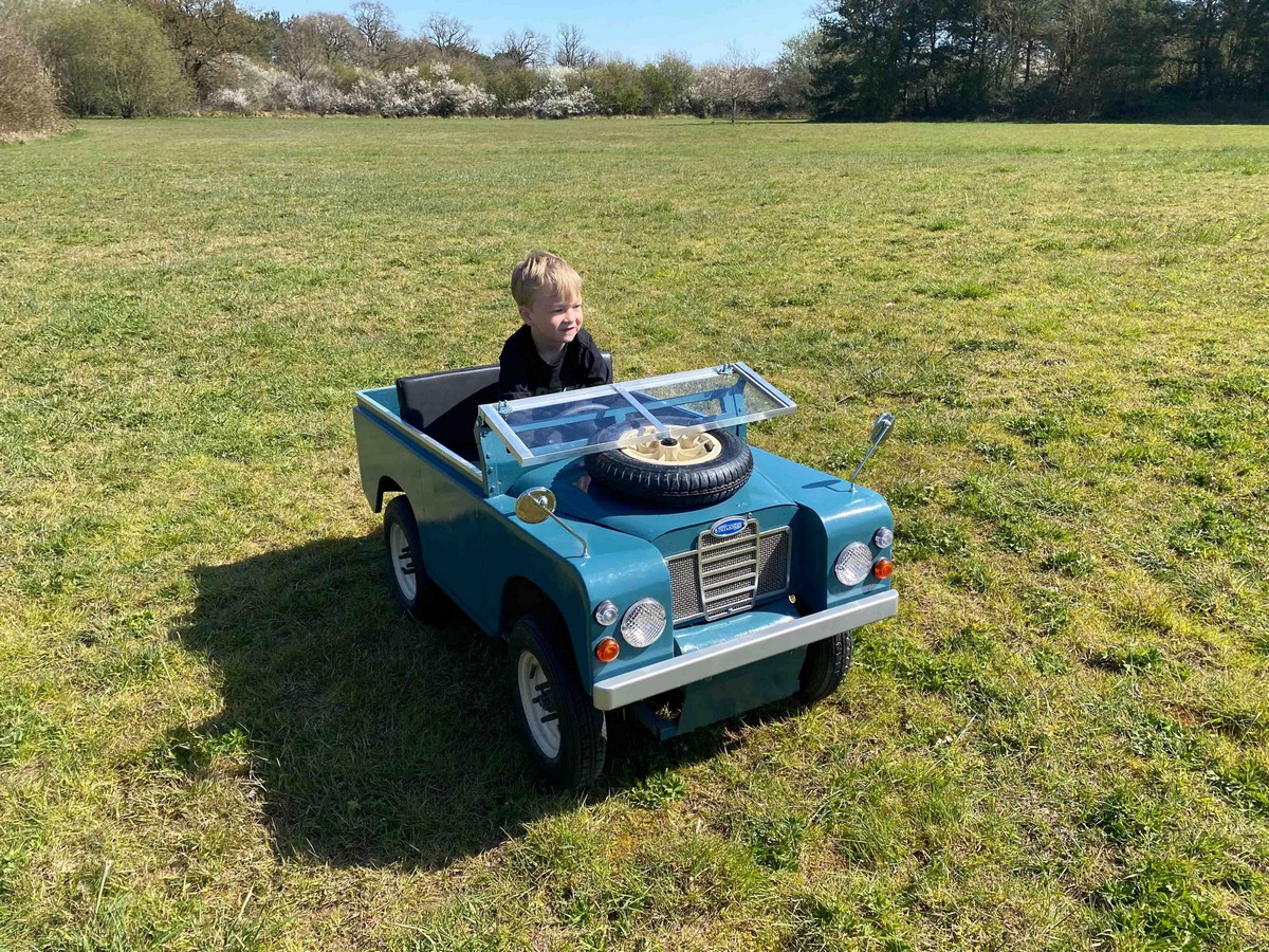 Миниатюрная версия семейного Land Rover для четырехлетнего сына
