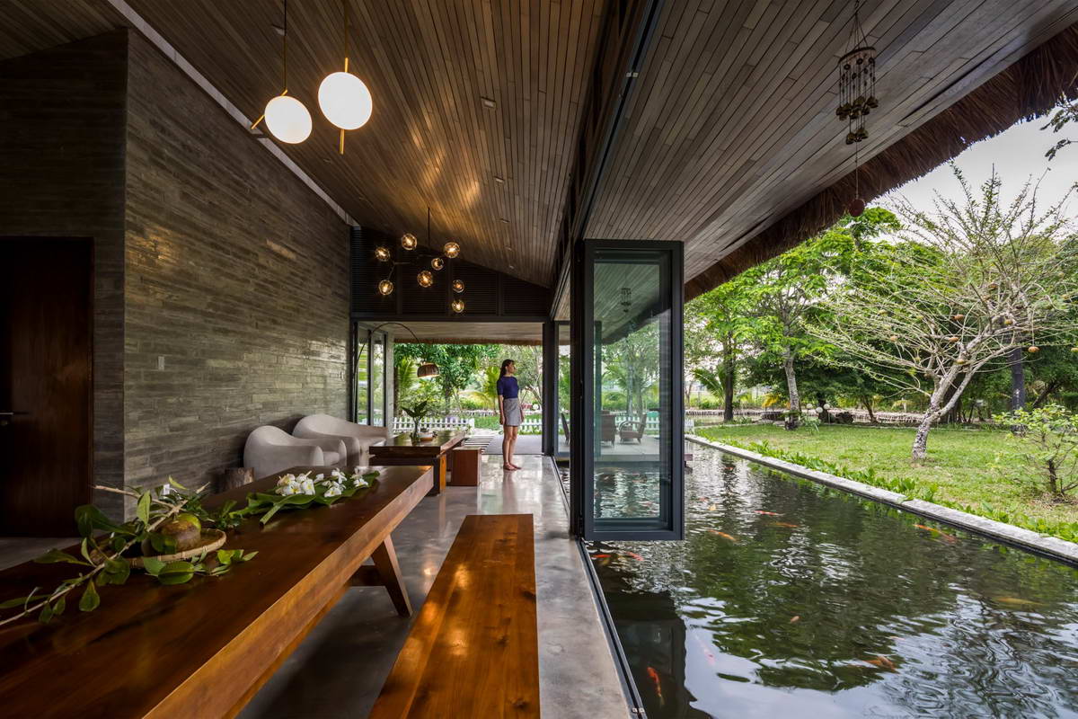Необычный дом для отдыха с соломенной крышей и прудом во Вьетнаме