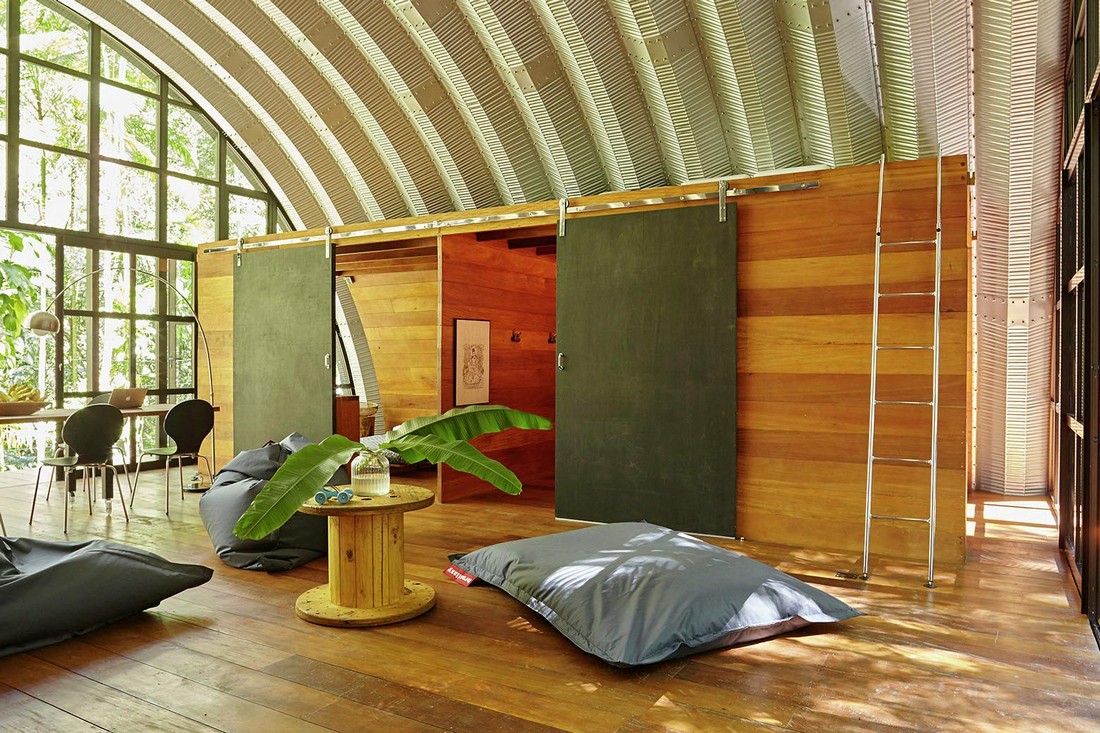 Модульный арочный дом в тропическом лесу Бразилии