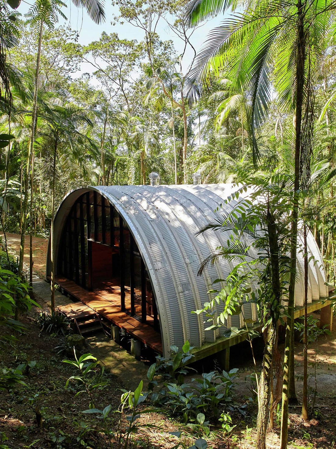 Модульный арочный дом в тропическом лесу Бразилии проекта, Бразилии, месте, конструкции, может, собраны, задачи, легко, строительство, людей, стены, которая, могут, экологически, использование, предусмотрено, чистых, отделке, природных, материалов