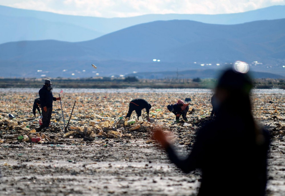 İnsanlar Boliviyada Uru-Uru gölünü təmizləməyə başlayırlar