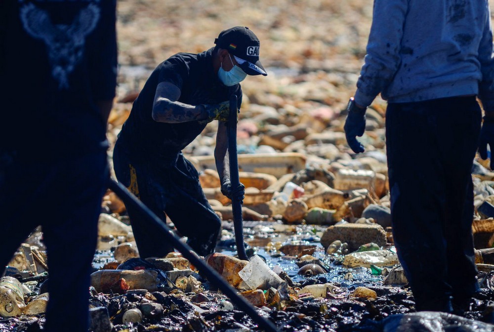 Люди начали очистку озера Уру-Уру в Боливии