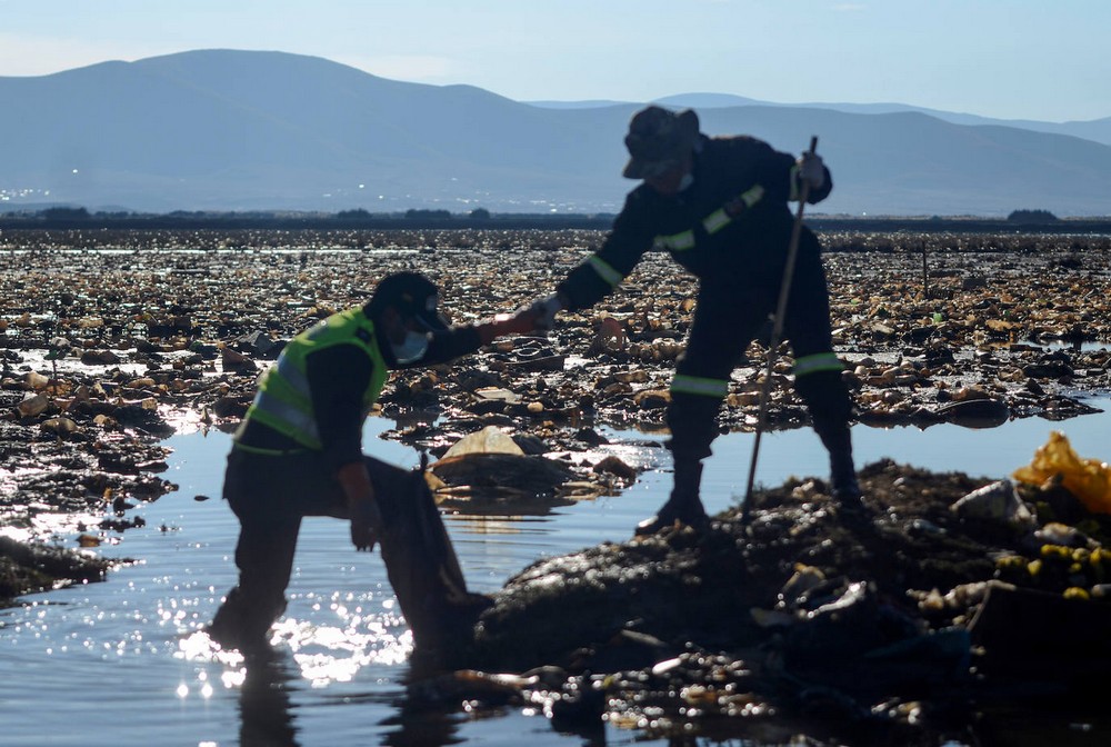 İnsanlar Boliviyada Uru-Uru gölünü təmizləməyə başlayırlar