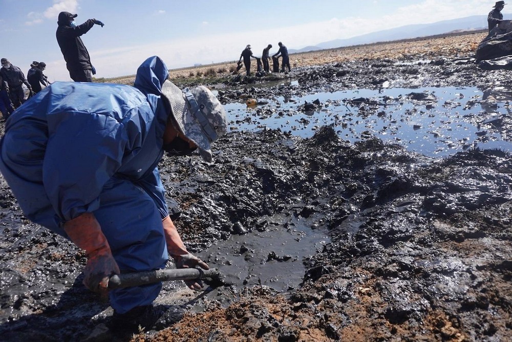 Люди начали очистку озера Уру-Уру в Боливии