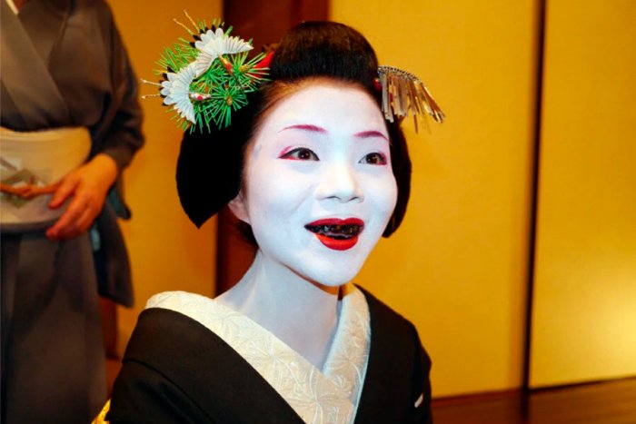 Почему японские женщины красили зубы в черный цвет?
