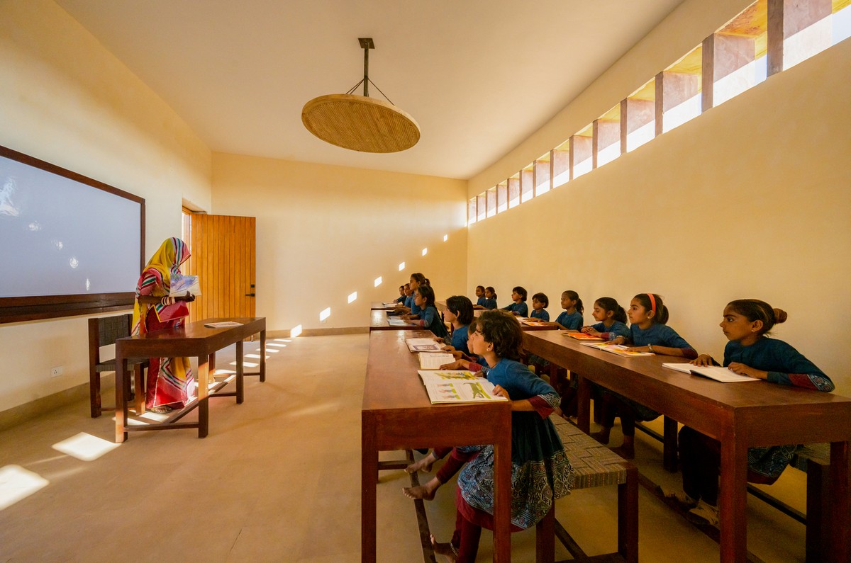 Уникальная школа для девочек в индийской пустыне Тар будут, девочек, школы, здесь, женщин, школа, учиться, крыше, системы, охлаждения, местного, пустыни, которая, также, использованием, здание, Центр, местных, солнечного, грамоте