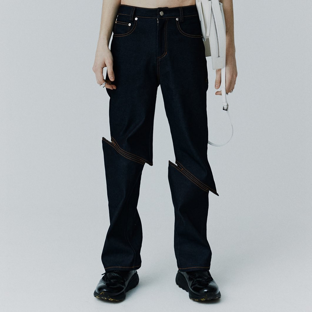 Разрезанные джинсы от южнокорейского бренда, сбивающие с толку