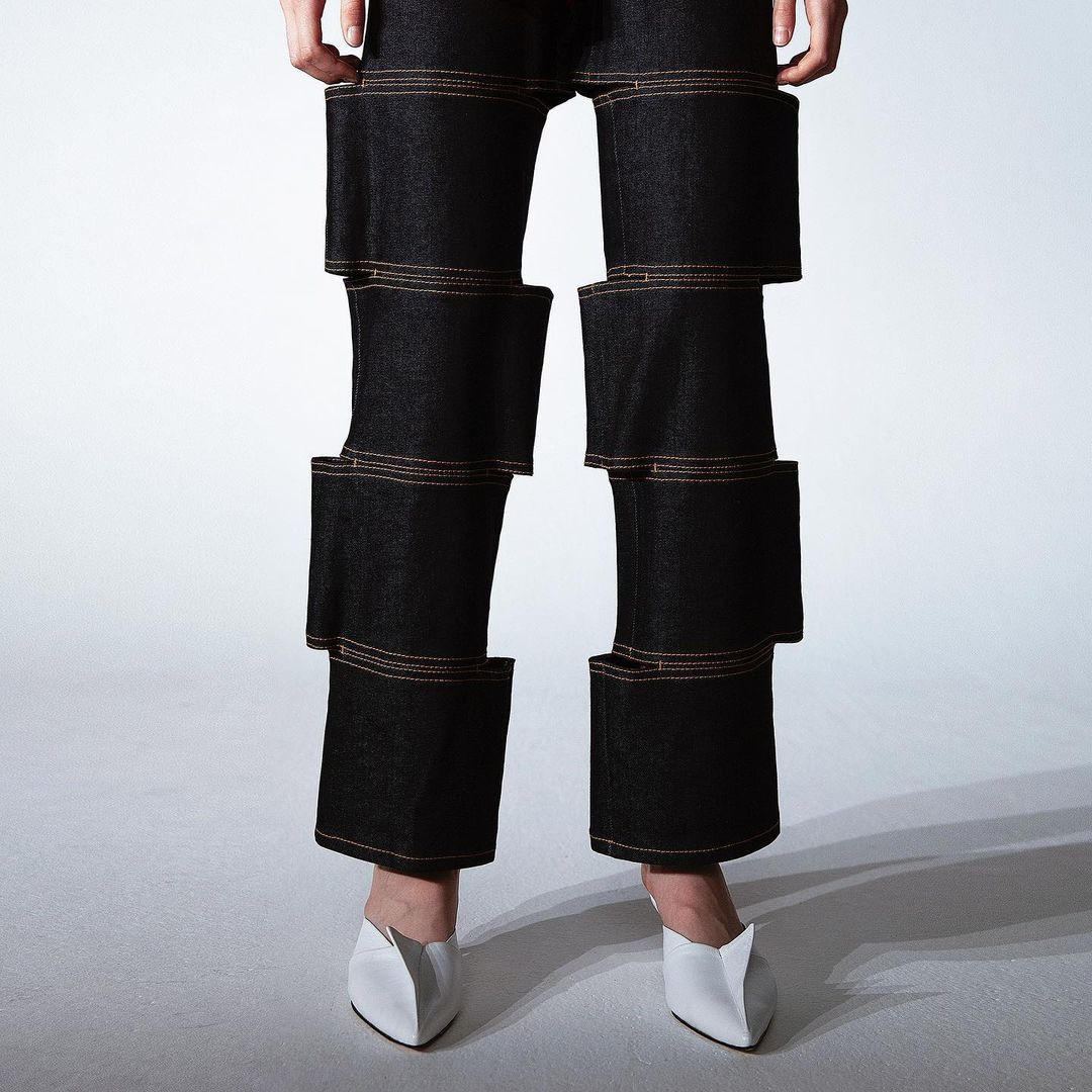 Разрезанные джинсы от южнокорейского бренда, сбивающие с толку