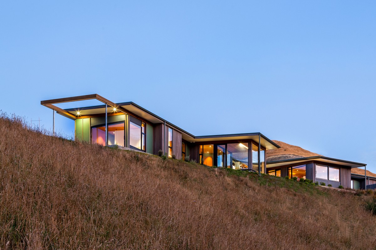 Длинный семейный дом на склоне холма в Новой Зеландии