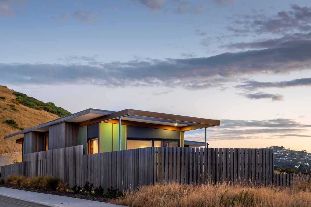 Длинный семейный дом на склоне холма в Новой Зеландии