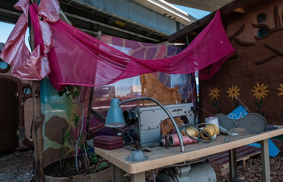 Жители Окленда построили комплекс для бездомных под эстакадой