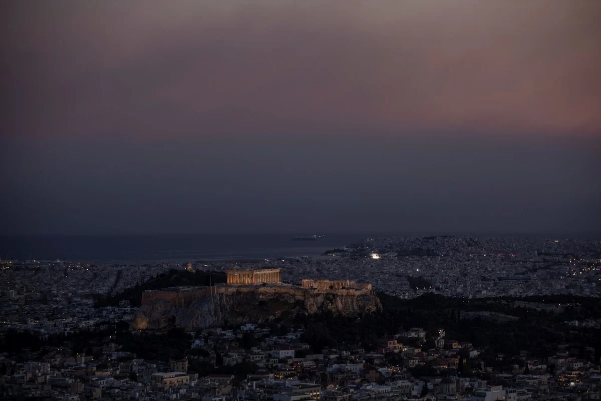 Мощный лесной пожар в Греции, уничтоживший десятки домов