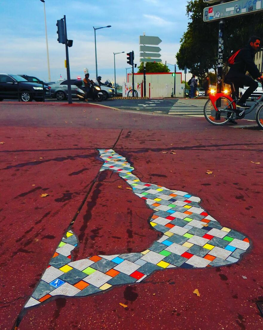 Уличный художник заполняет выбоины яркими мозаиками