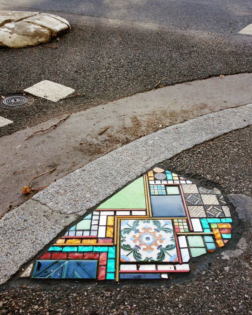Уличный художник заполняет выбоины яркими мозаиками
