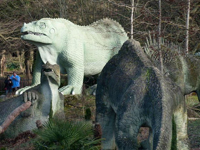 Странные скульптуры динозавров на снимках