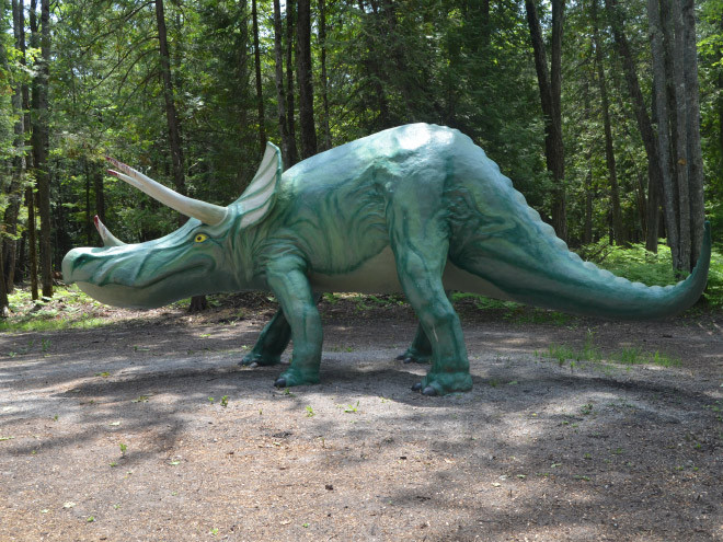 Странные скульптуры динозавров на снимках