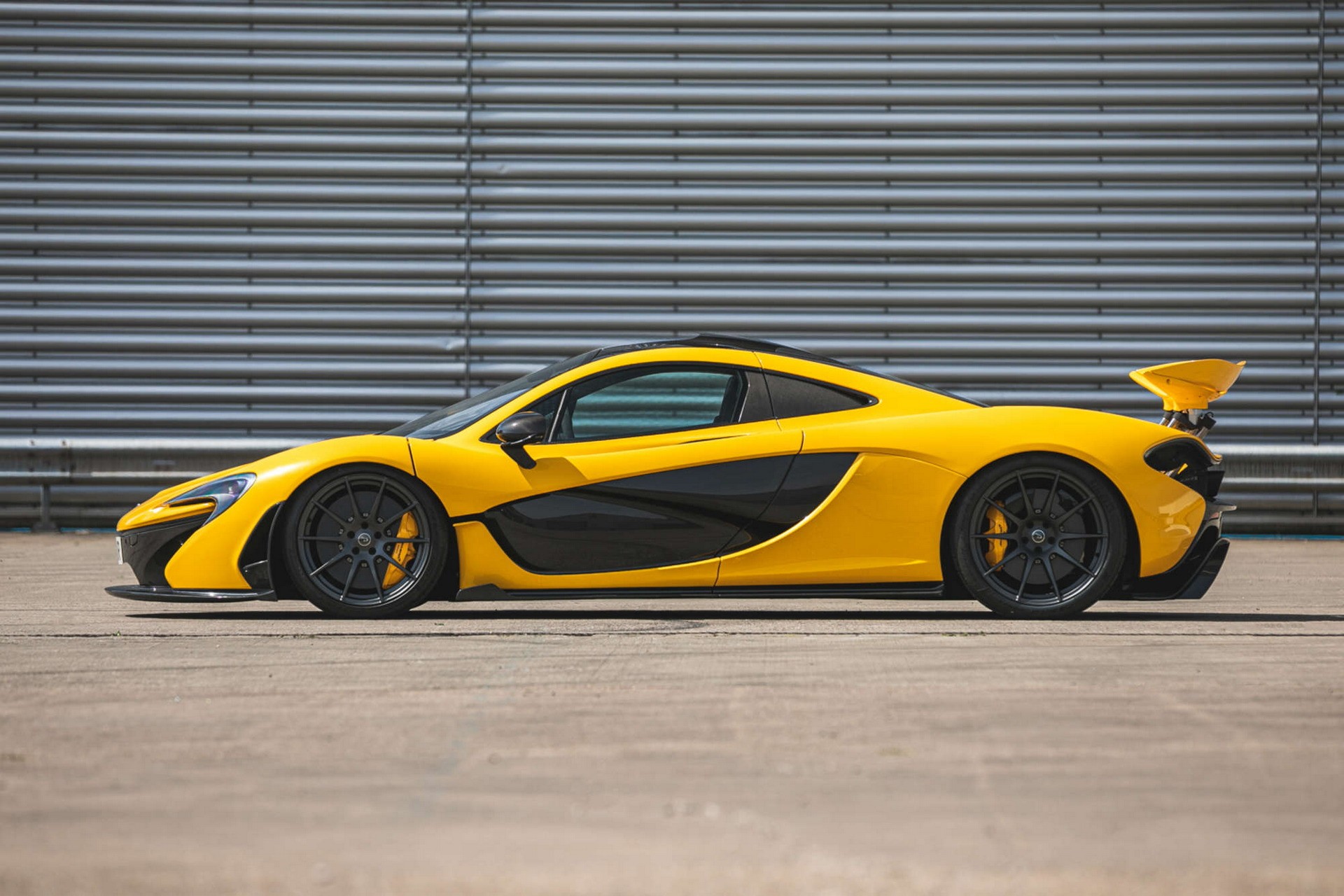 Первый в истории McLaren P1 будет продан на аукционе