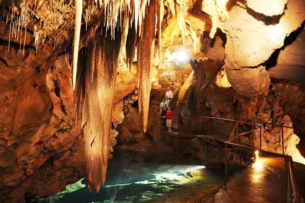 Австралийские пещеры и завораживающая лагуна с бирюзовой водой