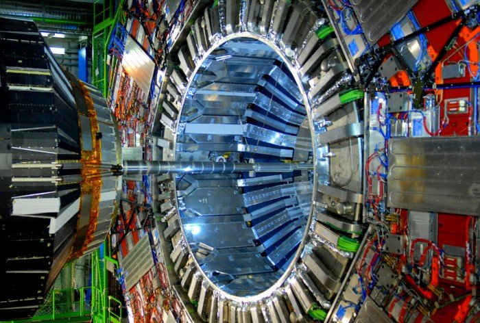 Что узнали о мире учёные, сталкивая частицы в Большом адронном коллайдере?