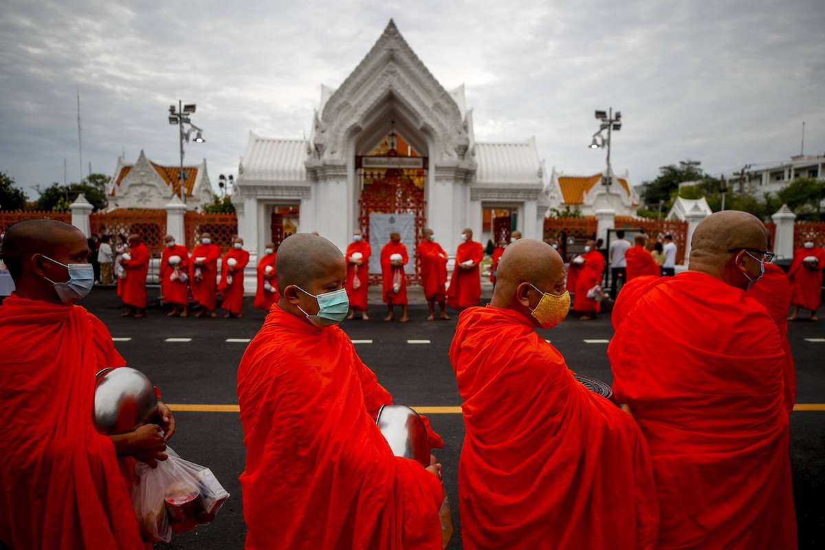 Праздник тысячи подношений в Индонезии и Таиланде